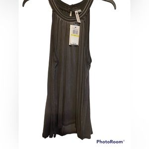 NWT🤩 Cable and Gauge Women’s size M sleeveless blouse💕😍